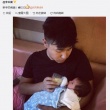 歐弟變超級奶爸 懷抱女兒“喂奶”父女對視溫馨