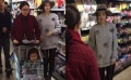 李小璐与妈妈女儿逛超市 甜馨外婆颜值逆天