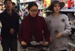 李小璐和妈妈、女儿逛超市 甜馨外婆颜值爆表