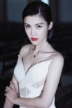 楊子姍率性時(shí)尚大片曝光 秀性感事業(yè)線淺笑嫣然