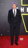 《星战7》伦敦首映 卷福夫妇、小贝两儿子助阵