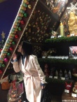 少女心！杨钰莹晒与饼屋合影萌照：愿望实现了