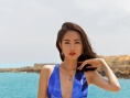 张梓琳海边大片风情万种 长发披肩显妩媚动人