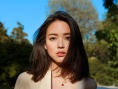 张梓琳海边大片风情万种 长发披肩显妩媚动人
