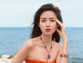 张梓琳海边大片风情万种 长发披肩显妩媚动人