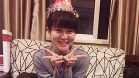 黄宏女儿豆豆22岁生日 在剧组庆生俏皮可爱