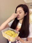 熊黛林“直播”吃榴蓮 網(wǎng)友：隔著屏幕都聞到了