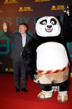 导演滕华涛助阵百合奖 与“功夫熊猫”阿宝合影
