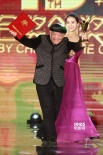 陶红周晓斌颁评委会特别奖 老戏骨牛犇登台领奖