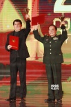 曹保平、方勵頒優(yōu)秀導(dǎo)演獎 高力強、安瀾高舉獎杯