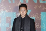 香港演员梁俊一帅气亮相 黑色正装黑围巾酷劲足