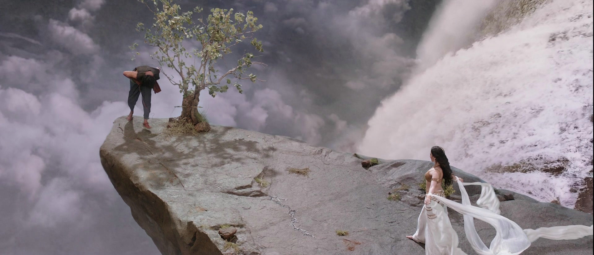 巴霍巴利王中的瀑布图片