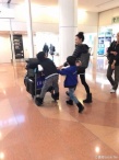 張柏芝帶兒子游日本 母子三人逛商場背影有愛