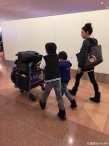张柏芝带儿子游日本 母子三人逛商场背影有爱