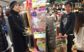 劉嘉玲日本超市掃貨 梁朝偉提購(gòu)物籃甘當(dāng)挑夫