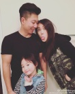 李小鹏宣布老婆怀二胎 奥莉摸妈妈孕肚一脸兴奋
