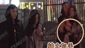 王思聪与女友当街激吻开摸 苦等出租车直奔酒店