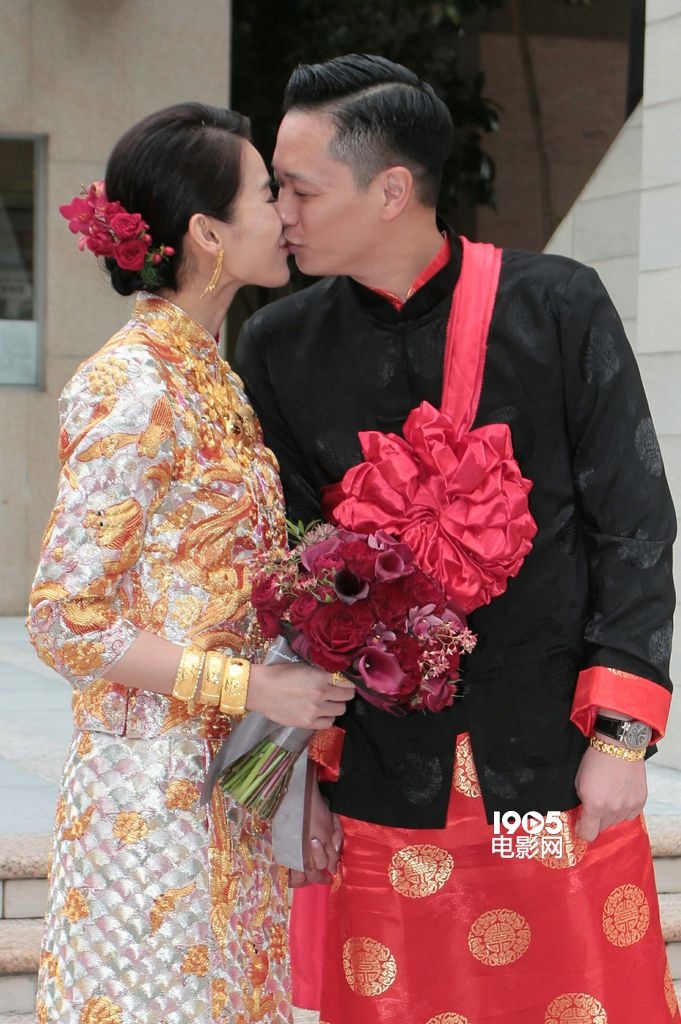 胡杏儿大婚穿中式礼服与老公当众亲吻幸福甜蜜