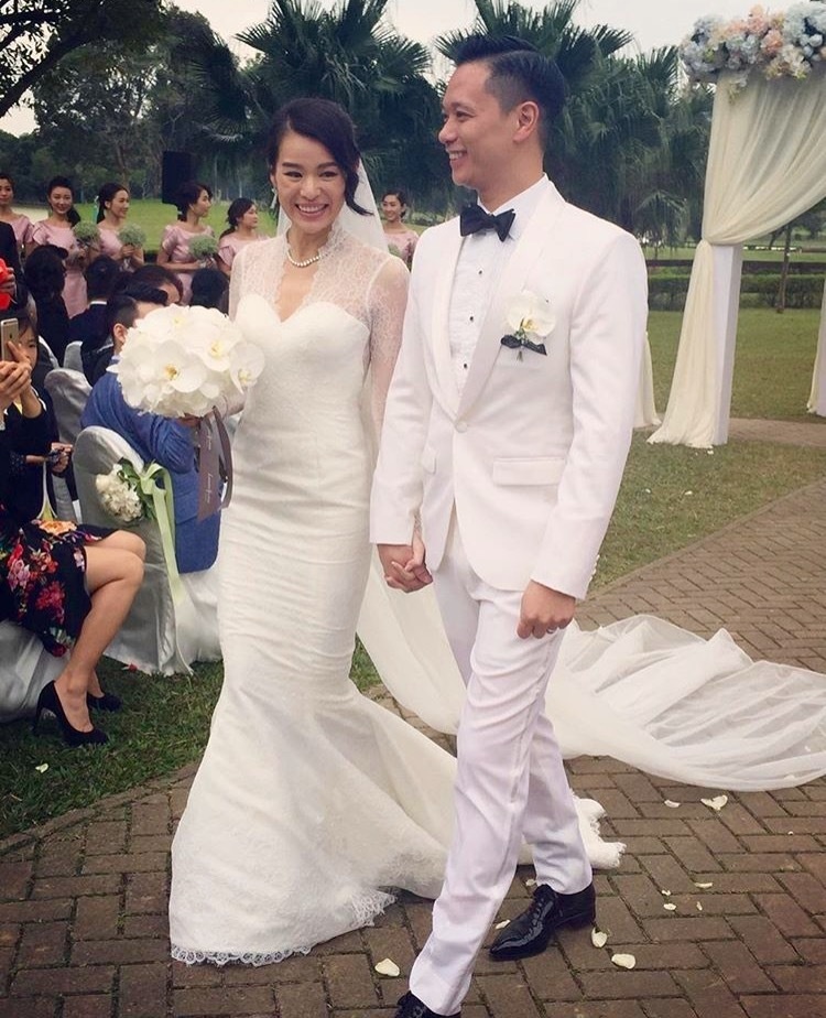 胡杏儿婚礼曝内场浪漫时刻 叶璇与男友恩爱出席