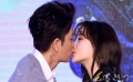 李小璐忆婚姻路落泪 贾乃亮“再求婚”亲吻爱妻