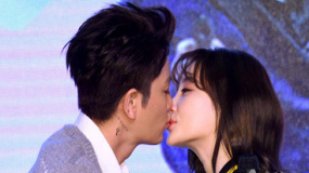 李小璐憶婚姻路落淚 賈乃亮“再求婚”親吻愛(ài)妻