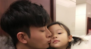 贾乃亮晒与女儿依偎亲吻照 网友：甜馨比你白