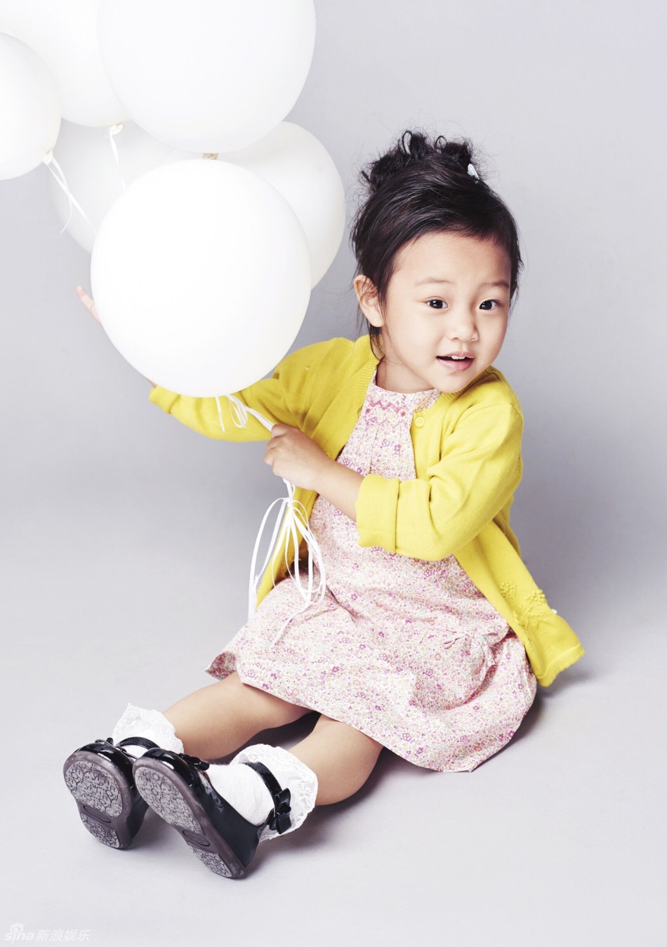 甜馨登时尚杂志封面 甜美俏皮尽显粉红少女心