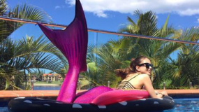 昆凌度假穿奇特泳衣扮美人鱼 被调侃像锦鲤