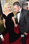 “妖后”Lady Gaga与男友亲吻 入围女主首争视后