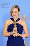 凯特·温丝莱特夺最佳女配 激动亮相后台亲吻奖杯