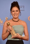 毛拉·蒂尔内获电视类最佳女配角 展示奖杯心情佳