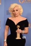 Gaga获迷你剧类最佳女主难掩激动 后台亲吻奖杯