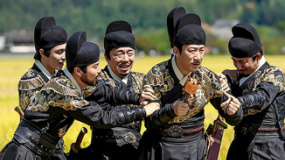 極限兄弟穿越變身“錦衣衛(wèi)” 拍攝現(xiàn)場樂不停