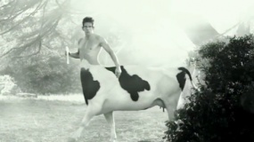 《超级名模2》病毒视频 本·斯蒂勒人牛造型现身