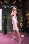 林志玲撈金擺性感Pose 女神范露香肩俯身秀事業(yè)線