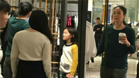 王菲带女儿李嫣北京扫货 身材苗条懒理结婚传闻