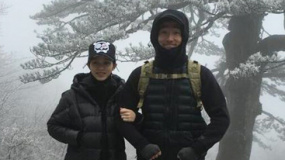 劉翔吳莎臘八節(jié)登山游玩 親密合影大秀恩愛