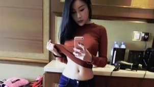 台女星撩衣晒性感自拍 前凸后翘秀火辣身材