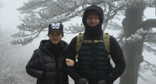 劉翔吳莎臘八節(jié)登山游玩 親密合影大秀恩愛(ài)