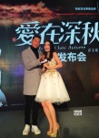 《愛(ài)在深秋》廣州見(jiàn)面會(huì) 溫碧霞給譚耀文喂食
