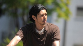 《跨越柵欄》中文預(yù)告 小田切讓牽手蒼井優(yōu)