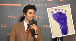 鳳小岳兒子來報(bào)道 修長腳丫遺傳老爸好基因