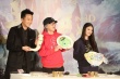 《美人鱼》主创沈阳送福 星爷现场制作特色面食