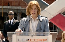 《蝙蝠侠大战超人》超级碗宣传片 大都会一片繁荣