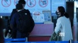 楊冪、劉愷威同框現(xiàn)身機(jī)場(chǎng) 夫妻過年團(tuán)聚秀恩愛