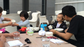 汪涵带儿子与邹市明家聚餐 小沐沐呆萌玩盘子