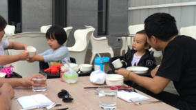 汪涵帶兒子與鄒市明家聚餐 小沐沐呆萌玩盤子