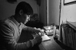 《东柱》提档到2月17日 姜河那黑白剧照引关注