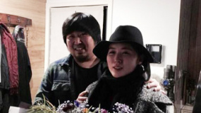 曝宋冬野求婚成功 单膝跪地为女友戴上婚戒
