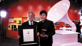 孙楠获格莱美“主席荣誉奖” 在“后台”领奖